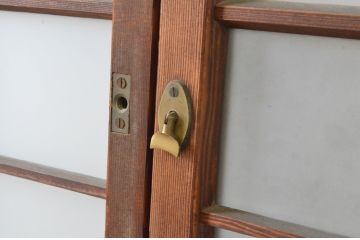 アンティーク建具　古い木味が趣あるマス目(升目)格子入りのガラス窓2枚セット(引き戸、ガラス戸)(R-065315)