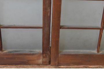 アンティーク建具　古い木味が趣あるマス目(升目)格子入りのガラス窓2枚セット(引き戸、ガラス戸)(R-065315)