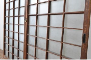 アンティーク建具　古い木味が趣あるマス目(升目)格子入りのガラス窓2枚セット(引き戸、ガラス戸)(R-065315)