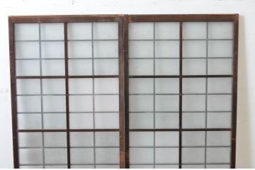 アンティーク建具　古い木味が趣あるマス目(升目)格子入りのガラス窓2枚セット(引き戸、ガラス戸)(R-065315)