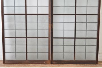 アンティーク建具　古い木味が趣あるマス目(升目)格子入りのガラス窓2枚セット(引き戸、ガラス戸)(R-065315)