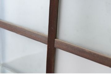 アンティーク建具　古い木味が趣あるマス目(升目)格子入りのガラス窓2枚セット(引き戸、ガラス戸)(R-065315)