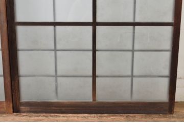 アンティーク建具　古い木味が趣あるマス目(升目)格子入りのガラス窓2枚セット(引き戸、ガラス戸)(R-065315)