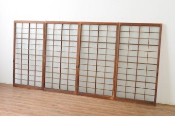アンティーク建具　古い木味が趣あるマス目(升目)格子入りのガラス窓4枚セット(引き戸、ガラス戸)(R-065316)