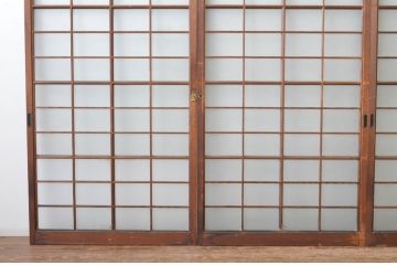 アンティーク建具　古い木味が趣あるマス目(升目)格子入りのガラス窓4枚セット(引き戸、ガラス戸)(R-065316)