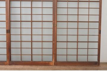 アンティーク建具　古い木味が趣あるマス目(升目)格子入りのガラス窓4枚セット(引き戸、ガラス戸)(R-065316)