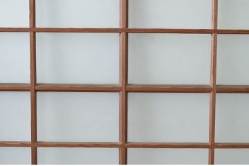 アンティーク建具　古い木味が趣あるマス目(升目)格子入りのガラス窓4枚セット(引き戸、ガラス戸)(R-065316)