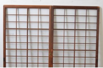 アンティーク建具　古い木味が趣あるマス目(升目)格子入りのガラス窓2枚セット(引き戸、ガラス戸)(R-065317)