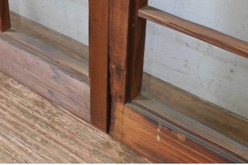 アンティーク建具　古い木味が趣あるマス目(升目)格子入りのガラス窓2枚セット(引き戸、ガラス戸)(R-065317)