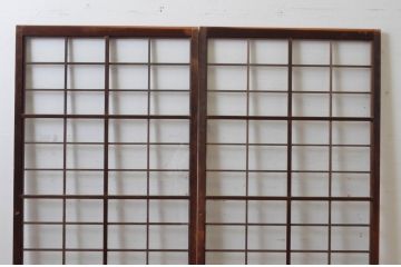 アンティーク建具　古い木味が趣あるマス目(升目)格子入りのガラス窓2枚セット(引き戸、ガラス戸)(R-065317)