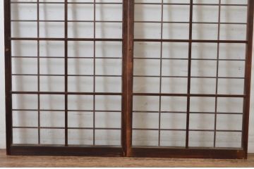 アンティーク建具　古い木味が趣あるマス目(升目)格子入りのガラス窓2枚セット(引き戸、ガラス戸)(R-065317)