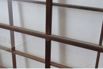 アンティーク建具　古い木味が趣あるマス目(升目)格子入りのガラス窓2枚セット(引き戸、ガラス戸)(R-065317)