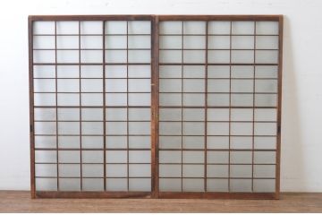 アンティーク建具　古い木味が趣あるマス目(升目)格子入りのガラス窓2枚セット(引き戸、ガラス戸)(R-065318)