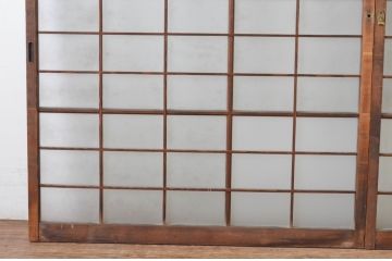 アンティーク建具　古い木味が趣あるマス目(升目)格子入りのガラス窓2枚セット(引き戸、ガラス戸)(R-065318)