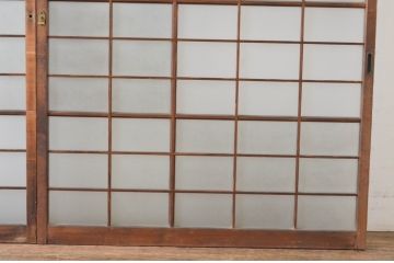アンティーク建具　古い木味が趣あるマス目(升目)格子入りのガラス窓2枚セット(引き戸、ガラス戸)(R-065318)