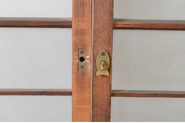 アンティーク建具　古い木味が趣あるマス目(升目)格子入りのガラス窓2枚セット(引き戸、ガラス戸)(R-065318)