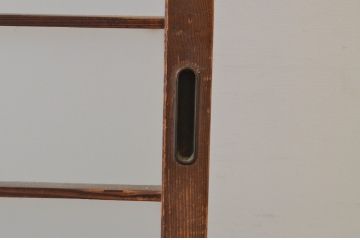 アンティーク建具　古い木味が趣あるマス目(升目)格子入りのガラス窓2枚セット(引き戸、ガラス戸)(R-065318)