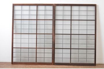 アンティーク建具　古い木味が趣あるマス目(升目)格子入りのガラス窓2枚セット(引き戸、ガラス戸)(R-065318)