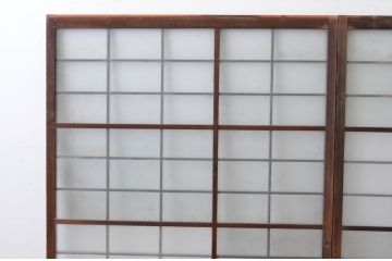 アンティーク建具　古い木味が趣あるマス目(升目)格子入りのガラス窓2枚セット(引き戸、ガラス戸)(R-065318)