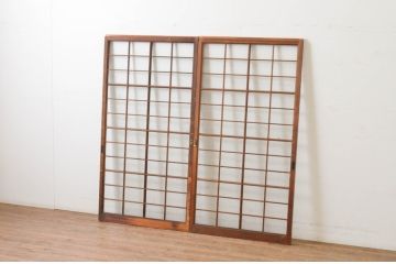 アンティーク建具　古い木味が趣あるマス目(升目)格子入りのガラス窓2枚セット(引き戸、ガラス戸)(R-065320)