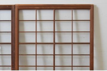 アンティーク建具　古い木味が趣あるマス目(升目)格子入りのガラス窓2枚セット(引き戸、ガラス戸)(R-065320)