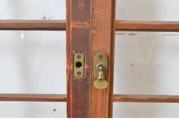アンティーク建具　古い木味が趣あるマス目(升目)格子入りのガラス窓2枚セット(引き戸、ガラス戸)(R-065320)