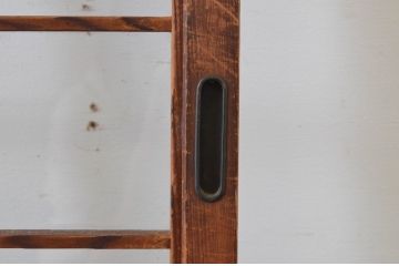 アンティーク建具　古い木味が趣あるマス目(升目)格子入りのガラス窓2枚セット(引き戸、ガラス戸)(R-065320)