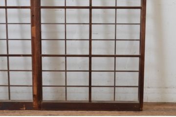 アンティーク建具　古い木味が趣あるマス目(升目)格子入りのガラス窓2枚セット(引き戸、ガラス戸)(R-065320)