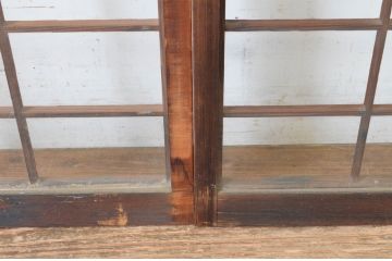 アンティーク建具　古い木味が趣あるマス目(升目)格子入りのガラス窓2枚セット(引き戸、ガラス戸)(R-065320)