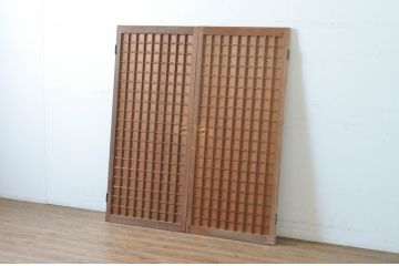 アンティーク建具　細かなマス目(升目)格子が美しい両開き扉1対(2枚セット)(きつね格子、狐格子、窓、木製戸)(R-065338)