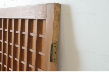 アンティーク建具　細かなマス目(升目)格子が美しい両開き扉1対(2枚セット)(きつね格子、狐格子、窓、木製戸)(R-065338)