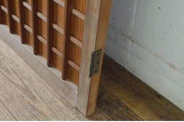 アンティーク建具　細かなマス目(升目)格子が美しい両開き扉1対(2枚セット)(きつね格子、狐格子、窓、木製戸)(R-065338)