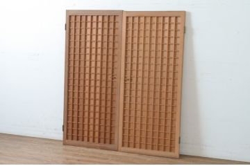 アンティーク建具　細かなマス目(升目)格子が美しい両開き扉1対(2枚セット)(きつね格子、狐格子、窓、木製戸)(R-065339)