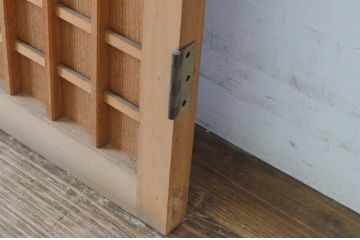 アンティーク建具　細かなマス目(升目)格子が美しい両開き扉1対(2枚セット)(きつね格子、狐格子、窓、木製戸)(R-065339)