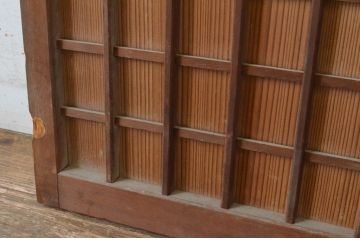 アンティーク建具　縦でも横でも使えるマス目(升目)格子の小さな扉1枚(きつね格子、狐格子、窓、木製戸)(R-065340)