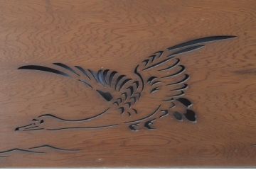 アンティーク建具　羽ばたく鳥の様子が透かし彫りで表現された欄間2枚セット(明かり取り、明り取り)(R-065356)
