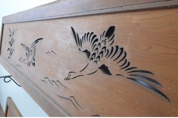 アンティーク建具　羽ばたく鳥の様子が透かし彫りで表現された欄間2枚セット(明かり取り、明り取り)(R-065356)