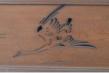 アンティーク建具　羽ばたく鳥の様子が透かし彫りで表現された欄間2枚セット(明かり取り、明り取り)(R-065356)