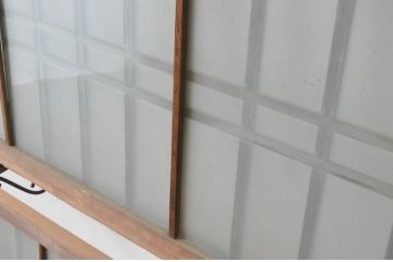 アンティーク建具　シンプルでインテリアに合わせやすい格子入りのスモークガラス欄間3枚セット(明かり取り、明り取り)(R-065359)