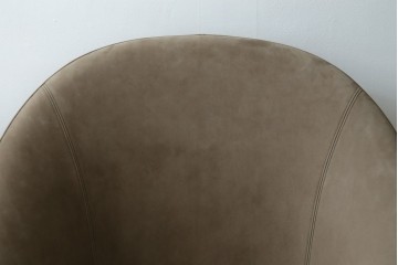 中古　超美品　ほぼ未使用　arflex(アルフレックス)　LUCIA(ルチア)　バックスキン張り(張り地L4ランク)　丸みのあるフォルムが柔らかい印象を与える1人掛けソファ　定価716,100円　(R-065389)