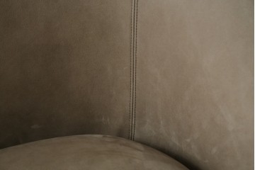 中古　超美品　ほぼ未使用　arflex(アルフレックス)　LUCIA(ルチア)　バックスキン張り(張り地L4ランク)　丸みのあるフォルムが柔らかい印象を与える1人掛けソファ　定価716,100円　(R-065389)
