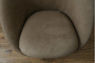 中古　超美品　ほぼ未使用　arflex(アルフレックス)　LUCIA(ルチア)　バックスキン張り(張り地L4ランク)　丸みのあるフォルムが柔らかい印象を与える1人掛けソファ　定価716,100円　(R-065389)