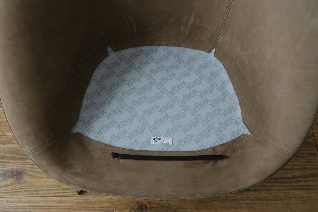 中古　超美品　ほぼ未使用　arflex(アルフレックス)　LUCIA(ルチア)　バックスキン張り(張り地L4ランク)　丸みのあるフォルムが柔らかい印象を与える1人掛けソファ　定価716,100円　(R-065389)