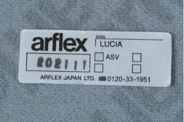 中古　超美品　ほぼ未使用　arflex(アルフレックス)　LUCIA(ルチア)　バックスキン張り(張り地L4ランク)　丸みのあるフォルムが柔らかい印象を与える1人掛けソファ　定価716,100円　(R-065389)