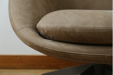 中古　超美品　ほぼ未使用　arflex(アルフレックス)　LUCIA(ルチア)　バックスキン張り(張り地L4ランク)　丸みのあるフォルムが柔らかい印象を与える1人掛けソファ　定価716,100円　(R-065389)