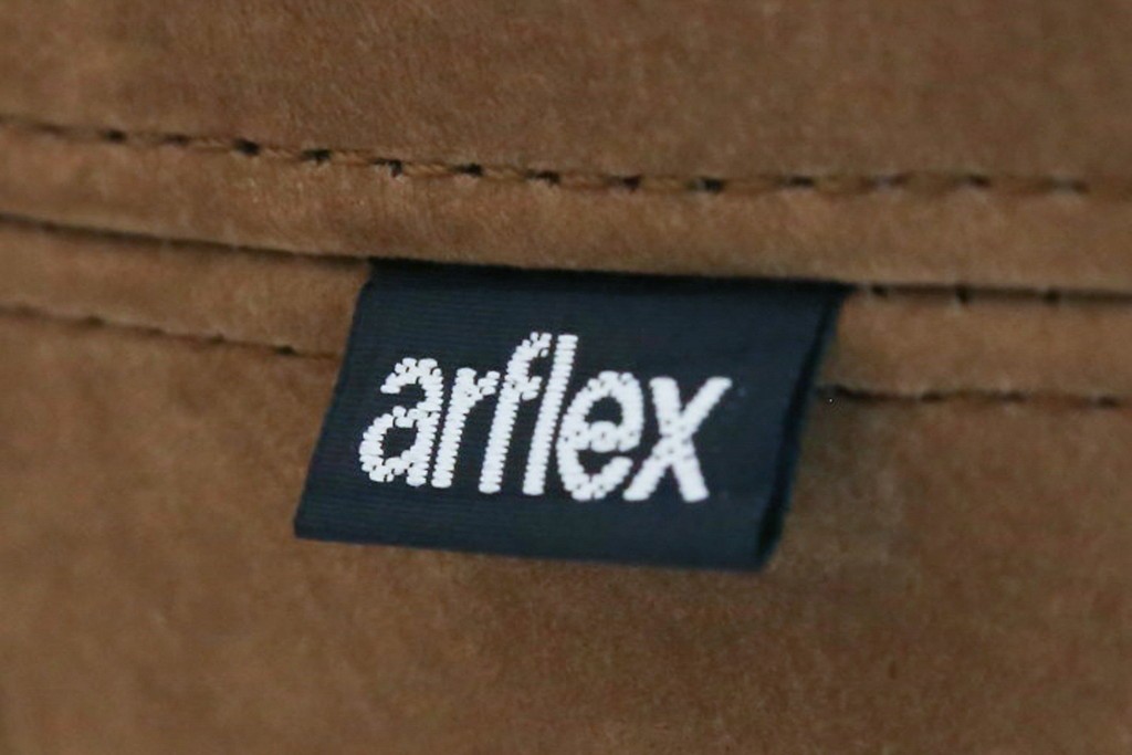 中古　超美品　ほぼ未使用　arflex(アルフレックス)　LUCIA(ルチア)　バックスキン張り(張り地L4ランク)　丸みのあるフォルムが柔らかい印象を与える1人掛けソファ　定価716,100円　(R-065389)
