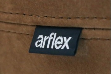 中古　超美品　ほぼ未使用　arflex(アルフレックス)　LUCIA(ルチア)　バックスキン張り(張り地L4ランク)　丸みのあるフォルムが柔らかい印象を与える1人掛けソファ　定価716,100円　(R-065389)