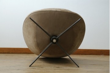 中古　超美品　ほぼ未使用　arflex(アルフレックス)　LUCIA(ルチア)　バックスキン張り(張り地L4ランク)　丸みのあるフォルムが柔らかい印象を与える1人掛けソファ　定価716,100円　(R-065389)