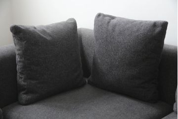 中古　美品　IDC大塚家具取り扱い　すっきりとしたリビングスタイルを実現できるクッション付きコーナーソファ(L字型、4人掛け、5人掛け、4P)(定価約48万円)(R-065394)