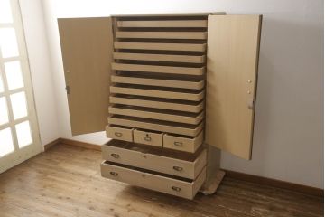 中古　国産　職人手造り　美しい金具が目を惹く上品な総桐箪笥(並厚、四方丸、桐たんす、整理タンス、引き出し、チェスト、和箪笥、衣装箪笥、着物箪笥、衣装盆)(R-065395)